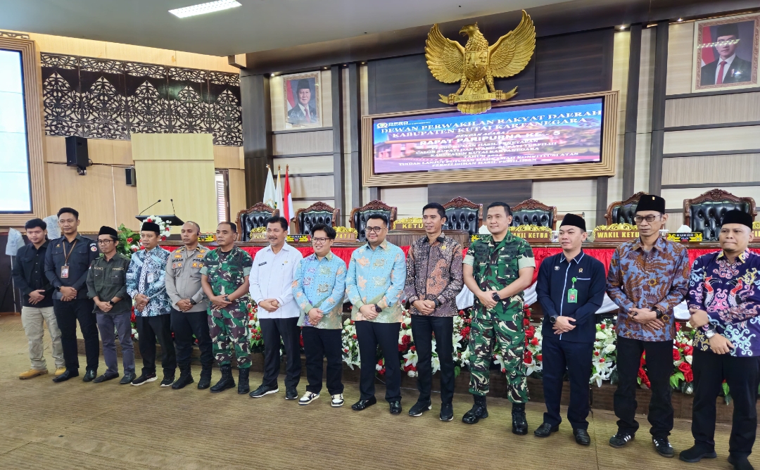 KOMPAK: Bupati dan Wakil Bupati Kukar terpilih periode 2025&ndash;2030, Aulia Rahman Basri dan Rendi Solihin, bersama pimpinan DPRD Kukar dan Sekda Kukar usai penetapan resmi dalam rapat paripurna.