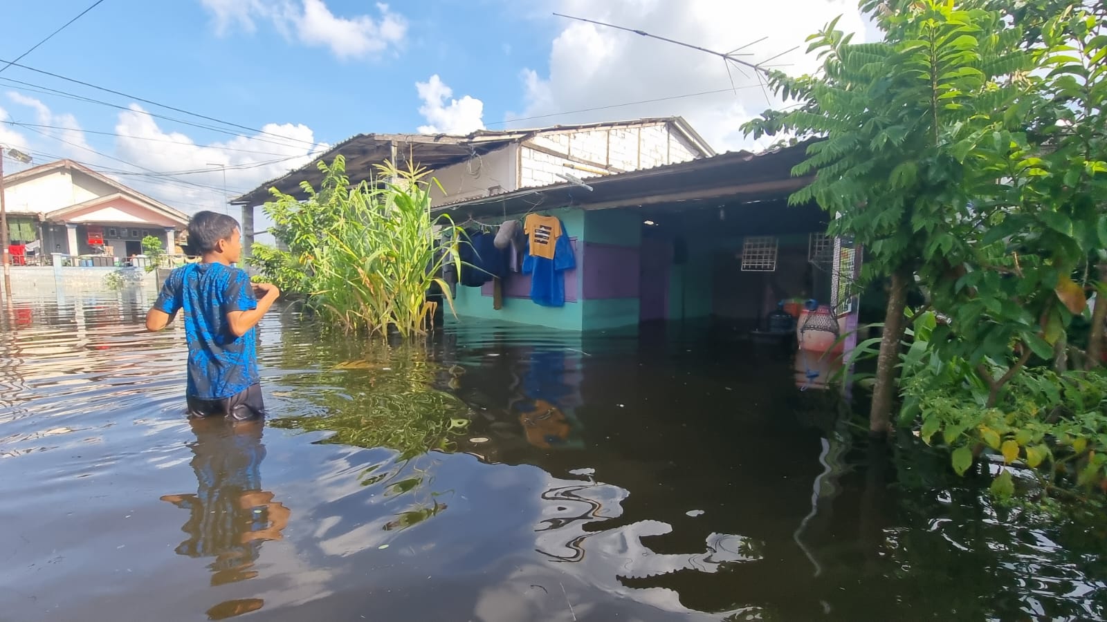 BANJIR: Sudah tiga hari banjir merendam kawasan permukiman di Jalan Bengkuring, Kelurahan Sempaja Timur, Kecamatan Samarinda Utara.
