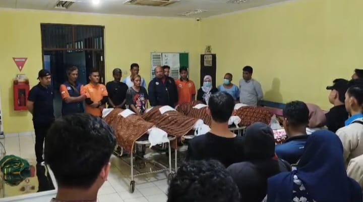 TANGIS: Nurul Zafik masih sempat menerima pesan dari ibunya. Sederhana saja, permintaan untuk dibawakan kepiting hasil tangkapan dari empang. Sang ibu ingin makan malam bersama sekeluarga.
