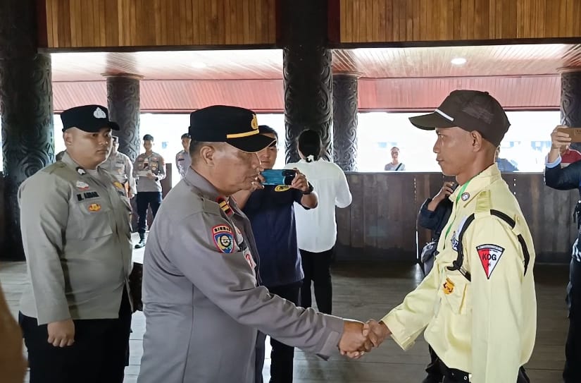 TANDA PESERTA: Kasat Binmas Polres Kubar menyematkan tanda peserta Diksar.