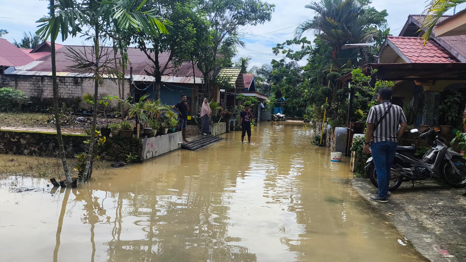 GENANGAN AIR: Warga empat RT di Kelurahan Gunung Telihan terkena dampak luapan saluran drainase akibat intensitas hujan yang tinggi sejak pagi hari.