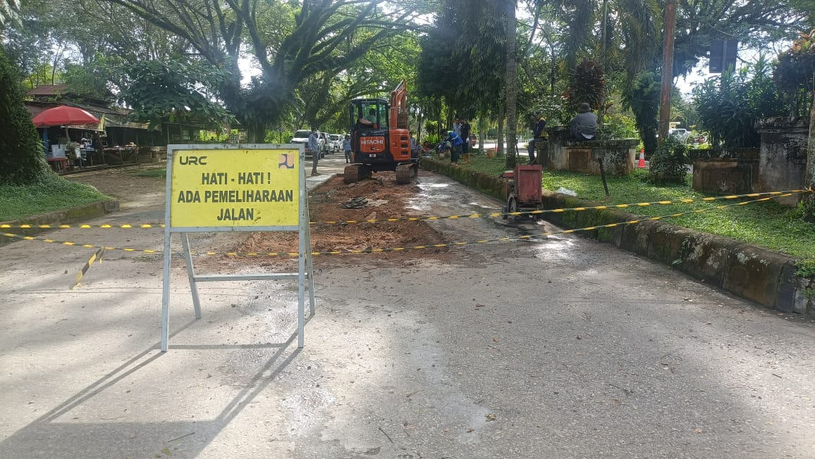 PERBAIKAN: Petugas reaksi cepat DPUR Kubar saat melakukan pengupasan jalan persiapan perbaikan,