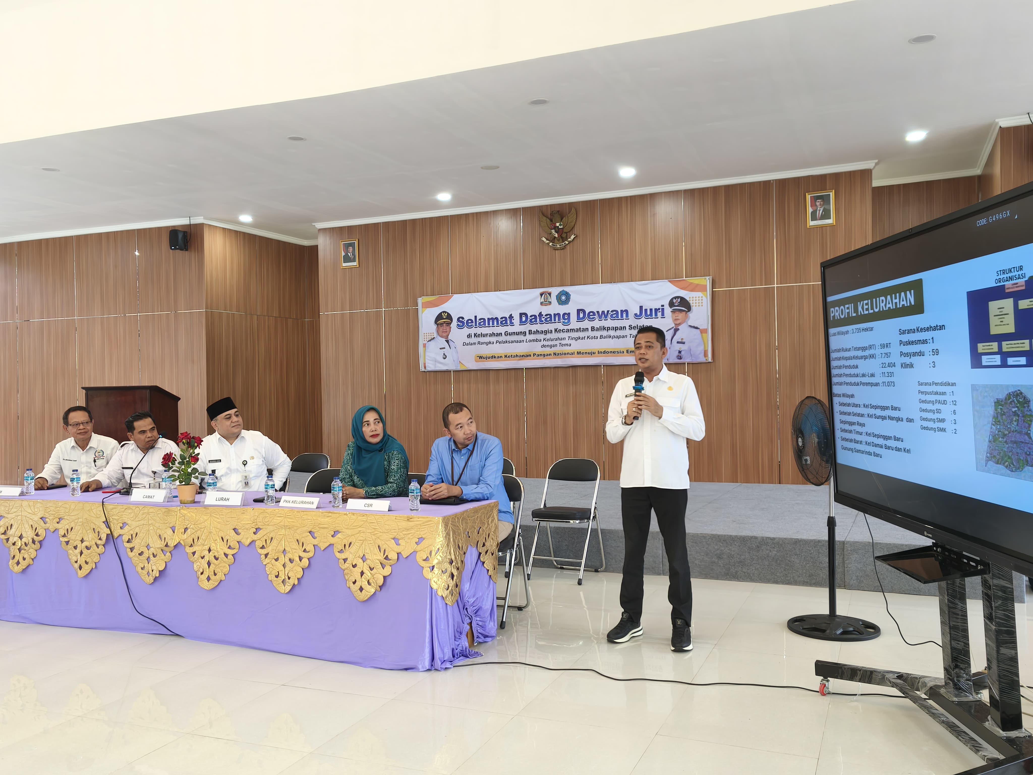 PRESENTASI: Lurah Gunung Bahagia Andi Aziz Martadi mempresentasikan profil Kelurahan Gunung Bahagia di hadapan para dewan juri yang hadir dalam Lomba Kelurahan tingkat Kota Balikpapan.