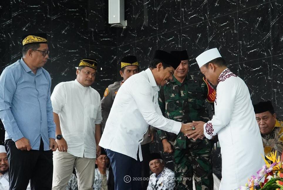 SELESAI DIBANGUN: Waris Muin menyalami Ustaz Das&rsquo;ad Latief saat peresmian Masjid Al-Muhajirin di Sepaku.