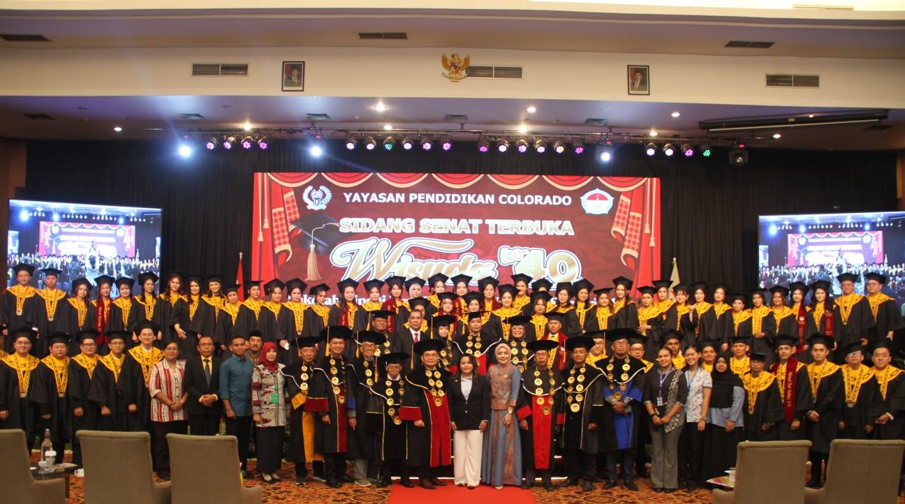 BANGGA DAN SUKSES: Seluruh civitas akademika STIE Nasional Samarinda menggelar wisuda mengabadikan momen kebersamaan dengan suka cita.