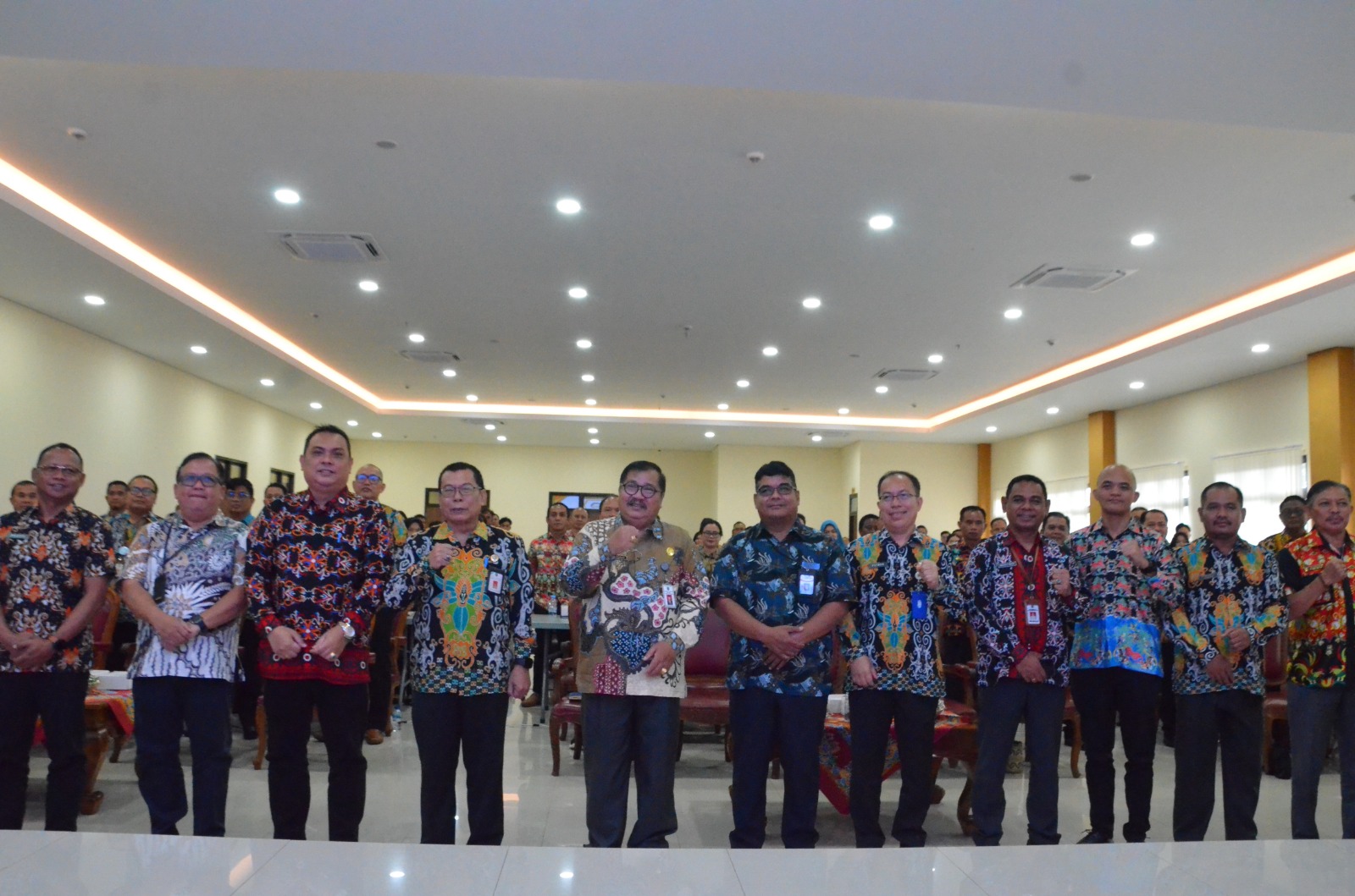 BIMTEK: Sekkab Kubar Ayonius bersama peserta bimtek.