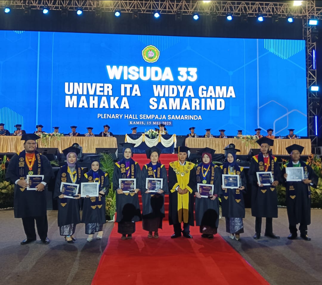 TERTINGGI: Rektor UWGM Samarinda Prof Dr Husaini Usman (tengah) bersama peraih indeks prestasi kumulatif tertinggi yang diraih sembilan wisudawan dan wisudawati.