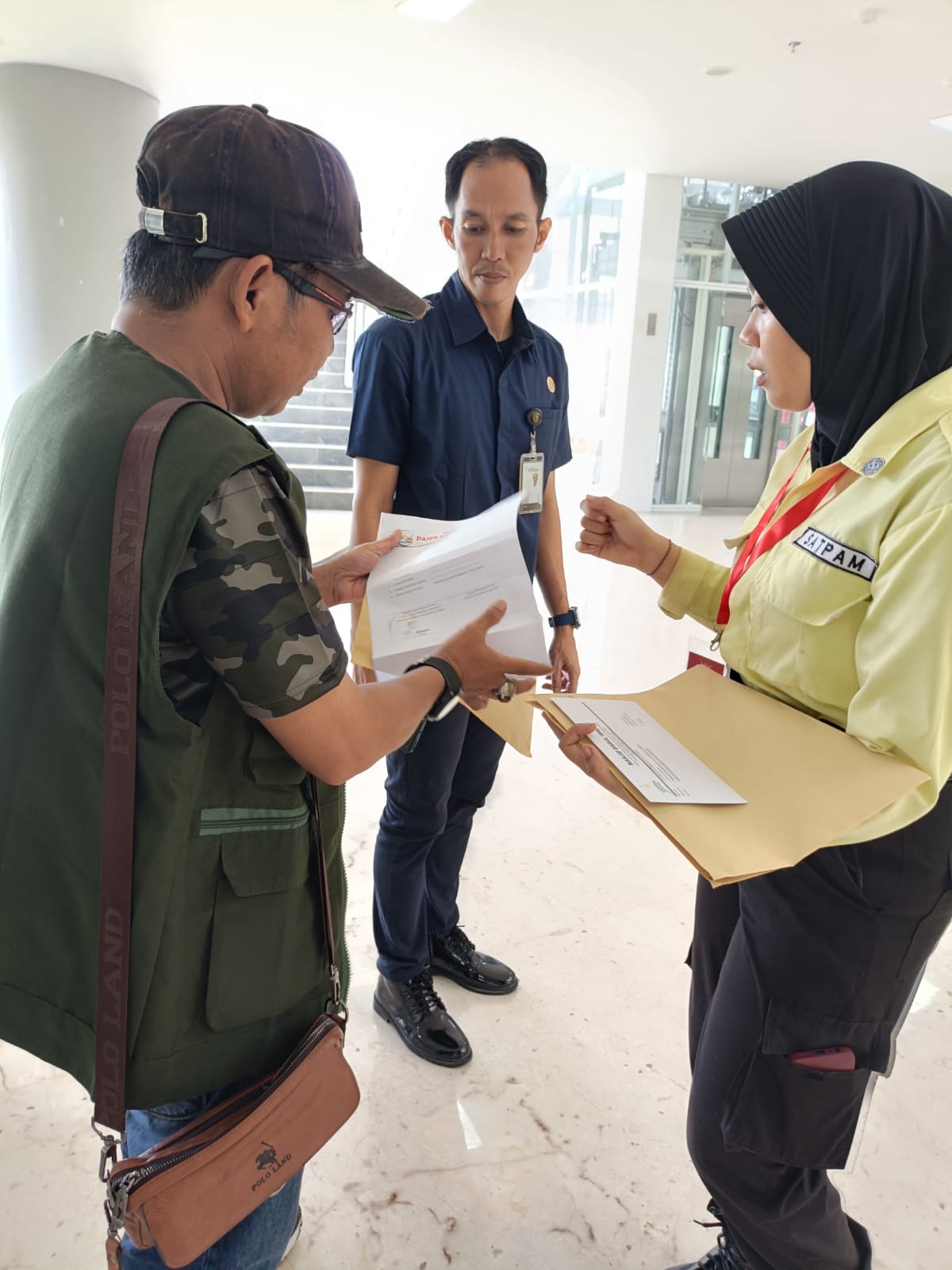 SERAHKAN SURAT: Pendamping KTH PBJM, Zulpani Paser (kiri) saat menyerahkan surat ketiga kepada petugas jaga di OIKN, Rabu, 14 Mei 2025.