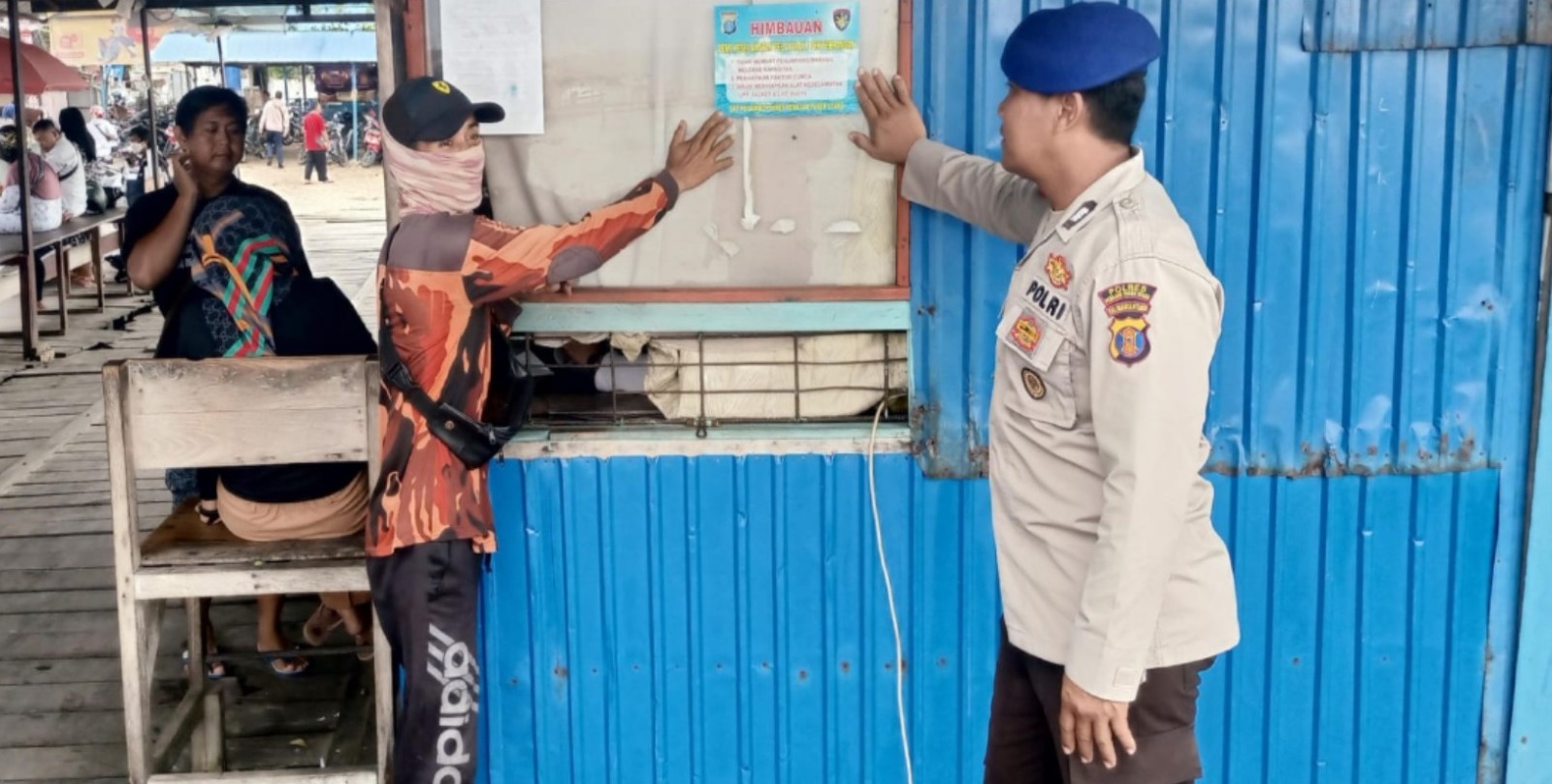 JAGA: Personel Sat Polairud Polres PPU saat menempelkan imbauan di Pelabuhan Kelotok Penajam, PPU.