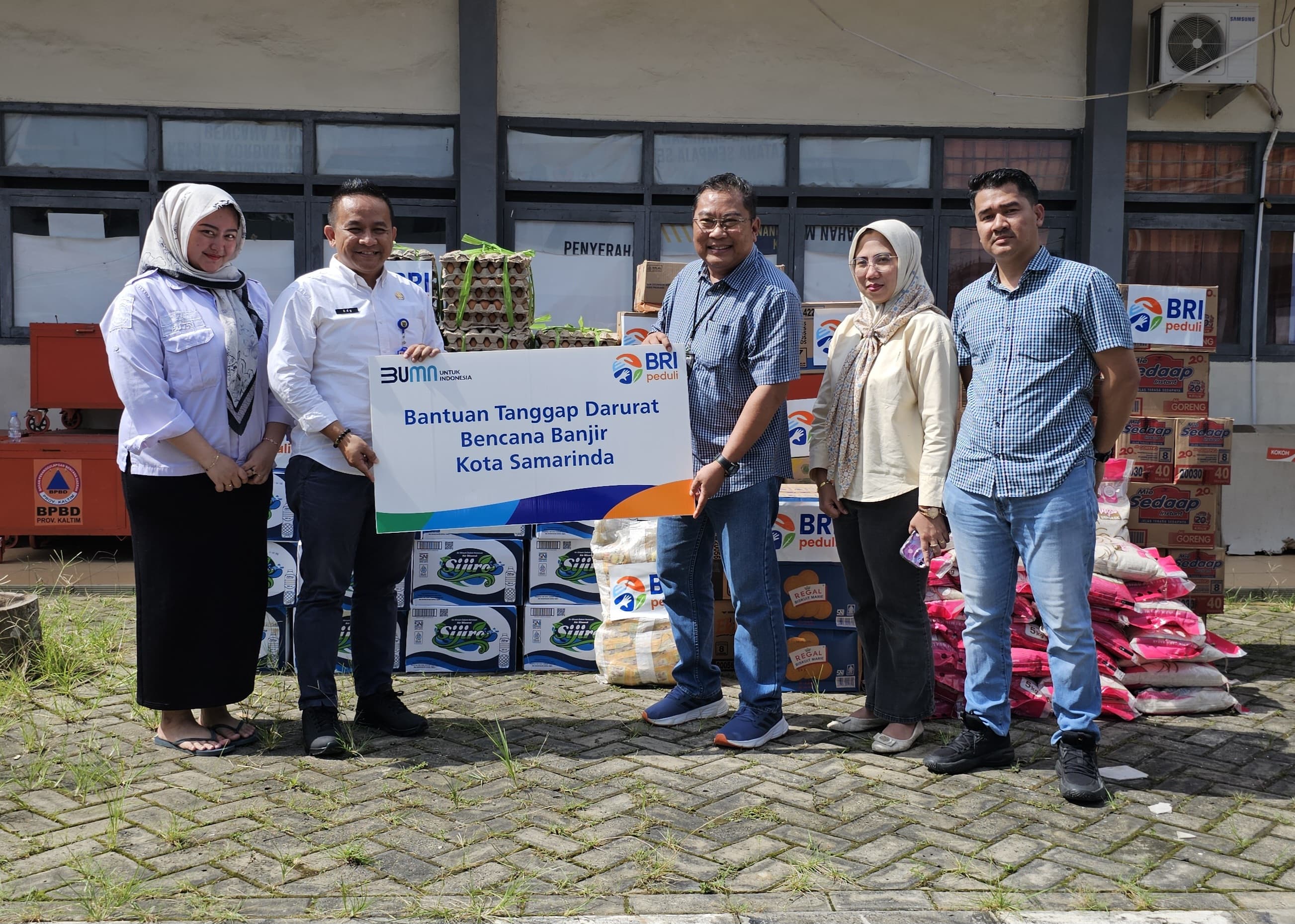 PEDULI SESAMA: BRI memberikan bantuan kebutuhan sembako bagi masyarakat terdampak banjir, sebagai wujud BRI Peduli sesama dan selalu dekat bersama masyarakat.