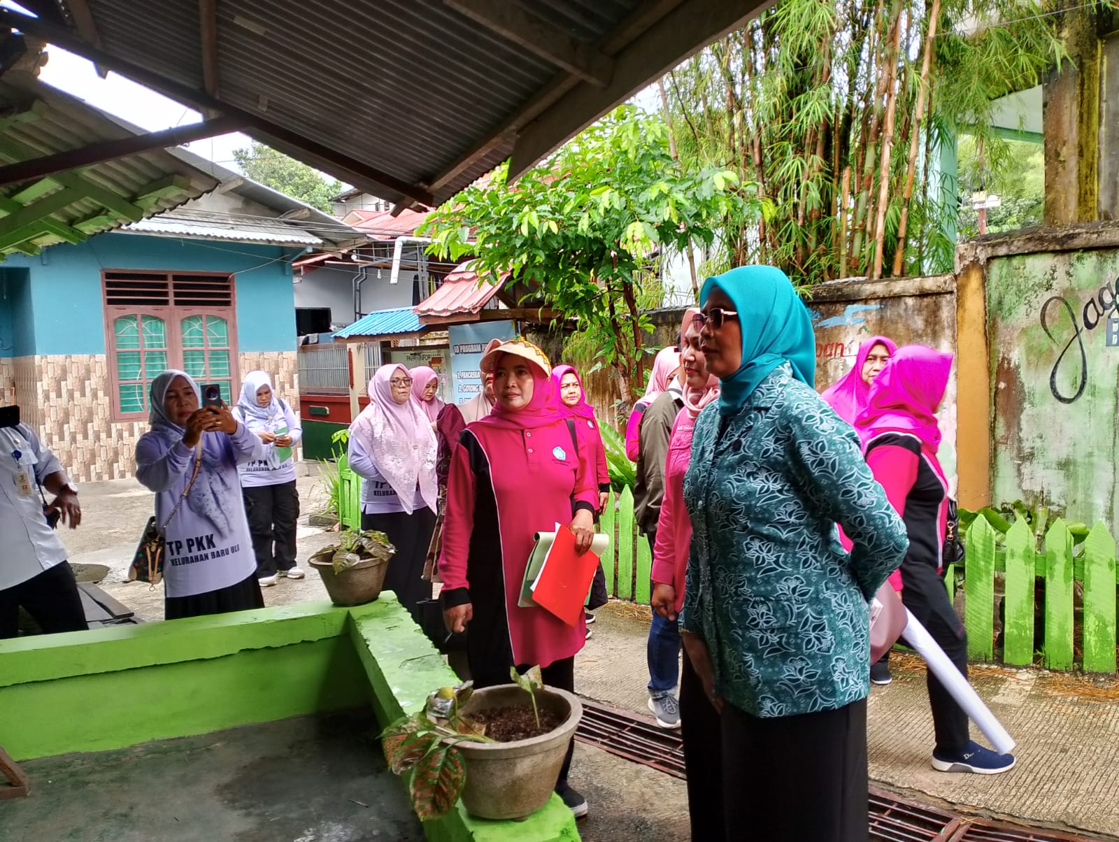 Wakil Ketua TP-PKK Kota Balikpapan Siti Kotijah Bagus Susetyo tampak turut serta mengunjungi Kelurahan Baru Ulu di Lomba Aku Hatinya PKK.