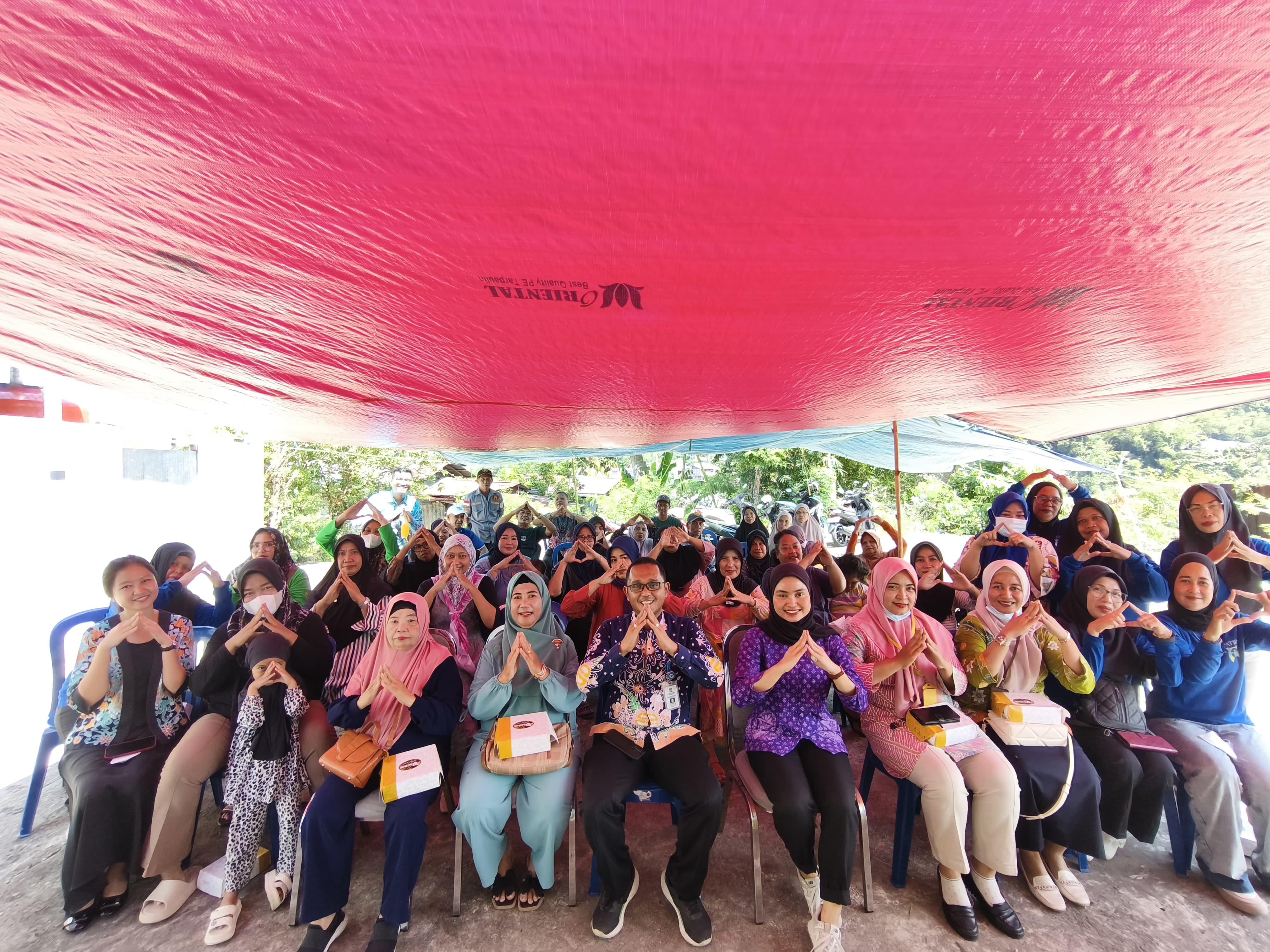 FOKUS: Kabid Perlindungan Anak DP3AKB Balikpapan Umar Adi (batik biru) bersama Psikolog, PPATBM, Puskesmas dan warga RT 12, 13, 14, 15, 16, 17, 18 dan RT 55 berkomitmen dalam pencegahan anak.