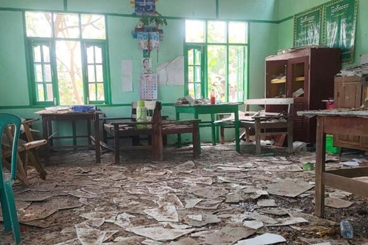 Sekolah di Myanmar luluh lantak dihantam serangan udara brutal yang merenggut nyawa 22 orang, mayoritas anak-anak.