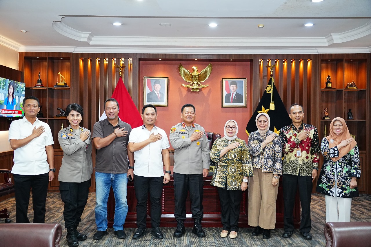 KUNJUNGAN: Menteri PPA RI Arifah Fauzi (keempat kanan) bersama rombongan audensi di Polda Kaltim.