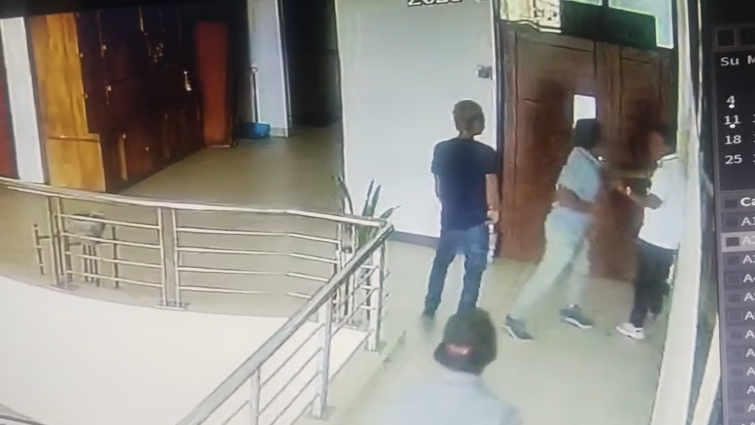 Tangkapan layar Khairul (kaus putih) yang dipukul di kantor pemerintah PPU.