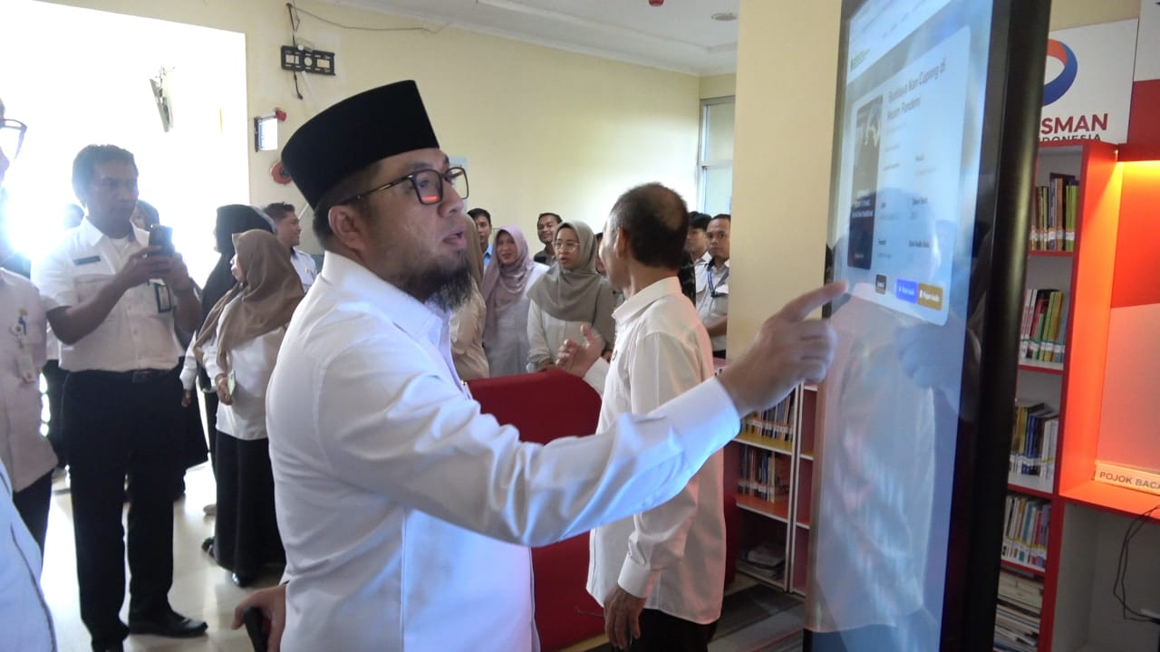 PERESMIAN: Wabup Paser Ikhwan Antasari meresmikan pojok baca digital di RSUD Panglima Sebaya.