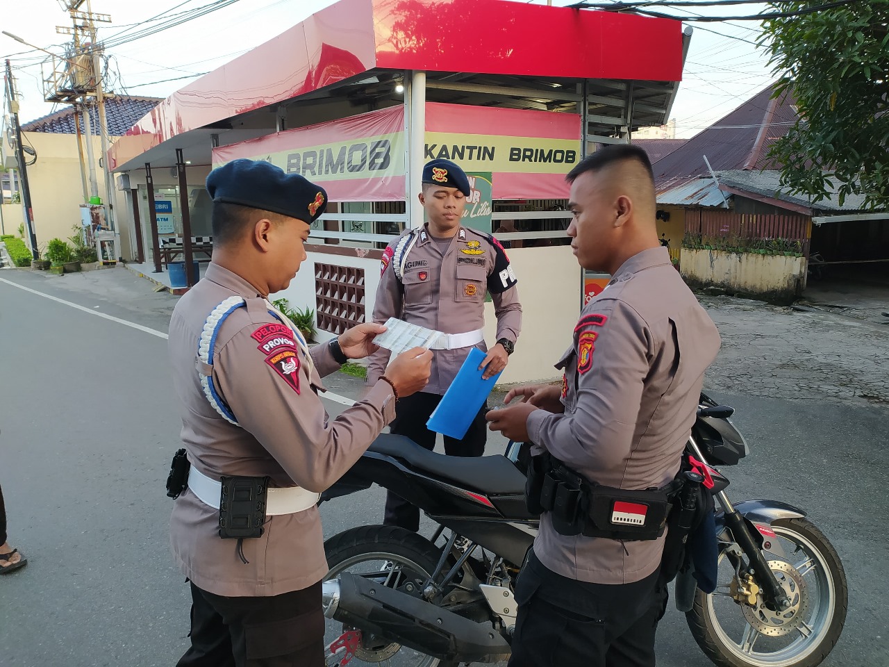 RAZIA: Provos Brimob Polda Kaltim gelar gaktiblin dengan memeriksa kelengkapan kendaraan personel.