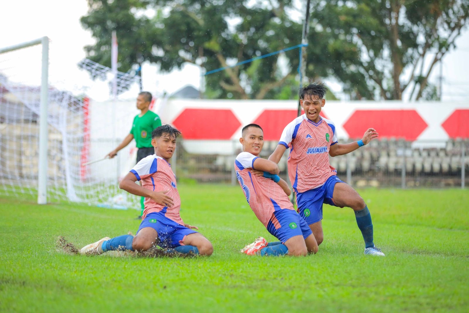 Pemain Kecamatan Tenggarong melakukan selebrasi setelah mencetak gol ke gawang Muara Badak di partai final Selekda U-20 Askab PSSI Kukar.