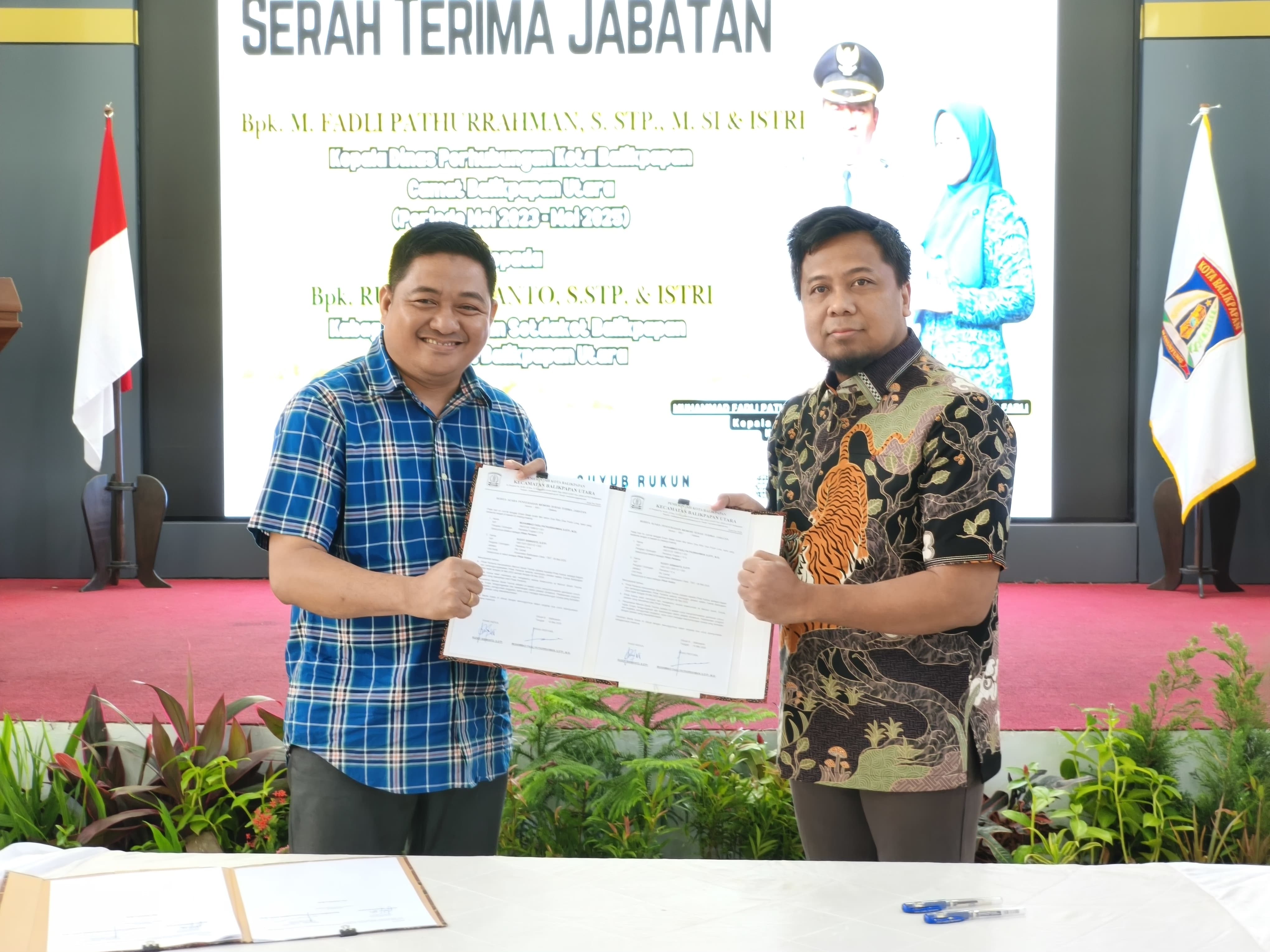 Serah terima Camat Balikpapan Utara oleh Muhammad Fadli Pathurrahman kepada Ruddy Siswanto. (Foto: Lupus/KP)