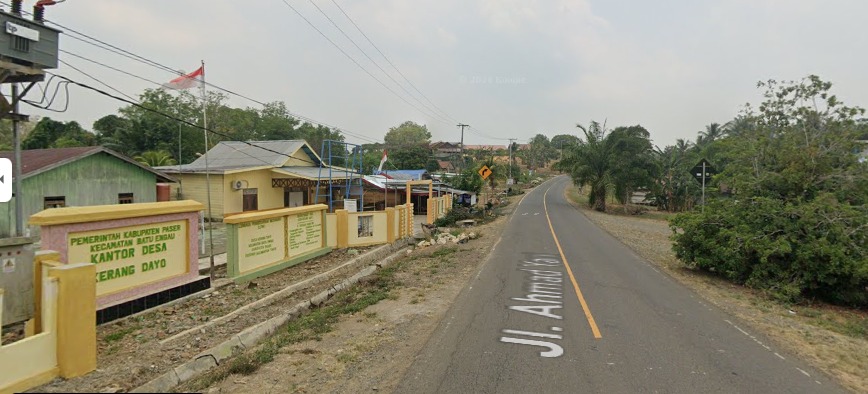 Jalan raya di Desa Kerang Dayo. Nantinya akan terhubung jalan tembus Kaltim-Kalsel.