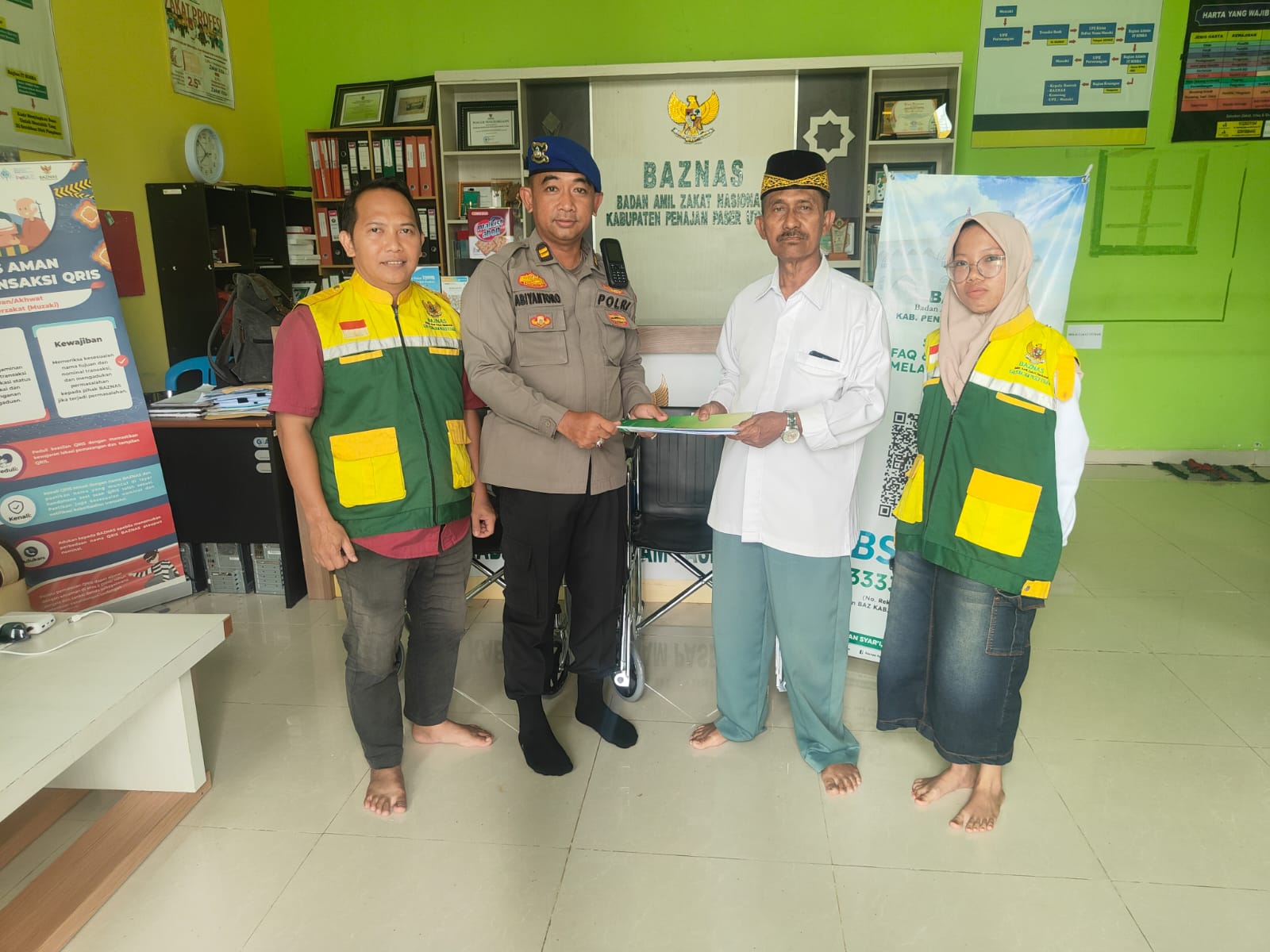 GANDENG: Plt Kasat Polairud Polres PPU, Iptu Abiyantoro (dua kiri) memegang dokumen kerja sama dengan Ketua Baznas PPU, H Tahmid, untuk pembangunan jamban dan penyerahan buku-buku agama.