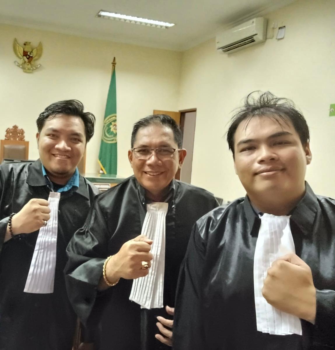 Penasihat Hukum LBH Lembuswana Mahakam Nusantara, Syaiful Anwar (tengah).