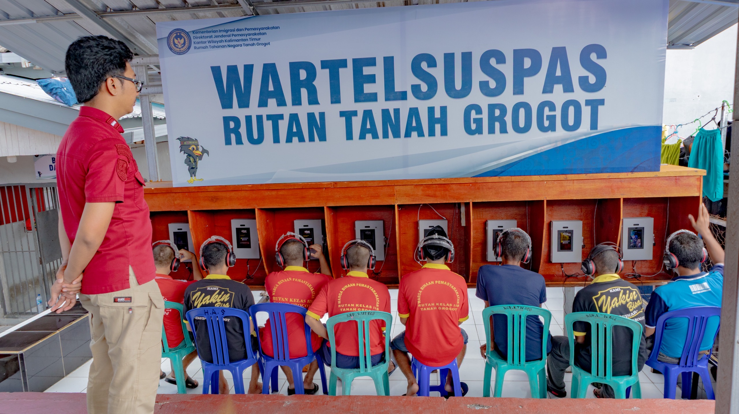 Rutan Tanah Grogot menyediakan fasilitas komunikasi untuk warga yang ingin menelepon keluarganya tanpa perlu curi-curi menggunakan ponsel.