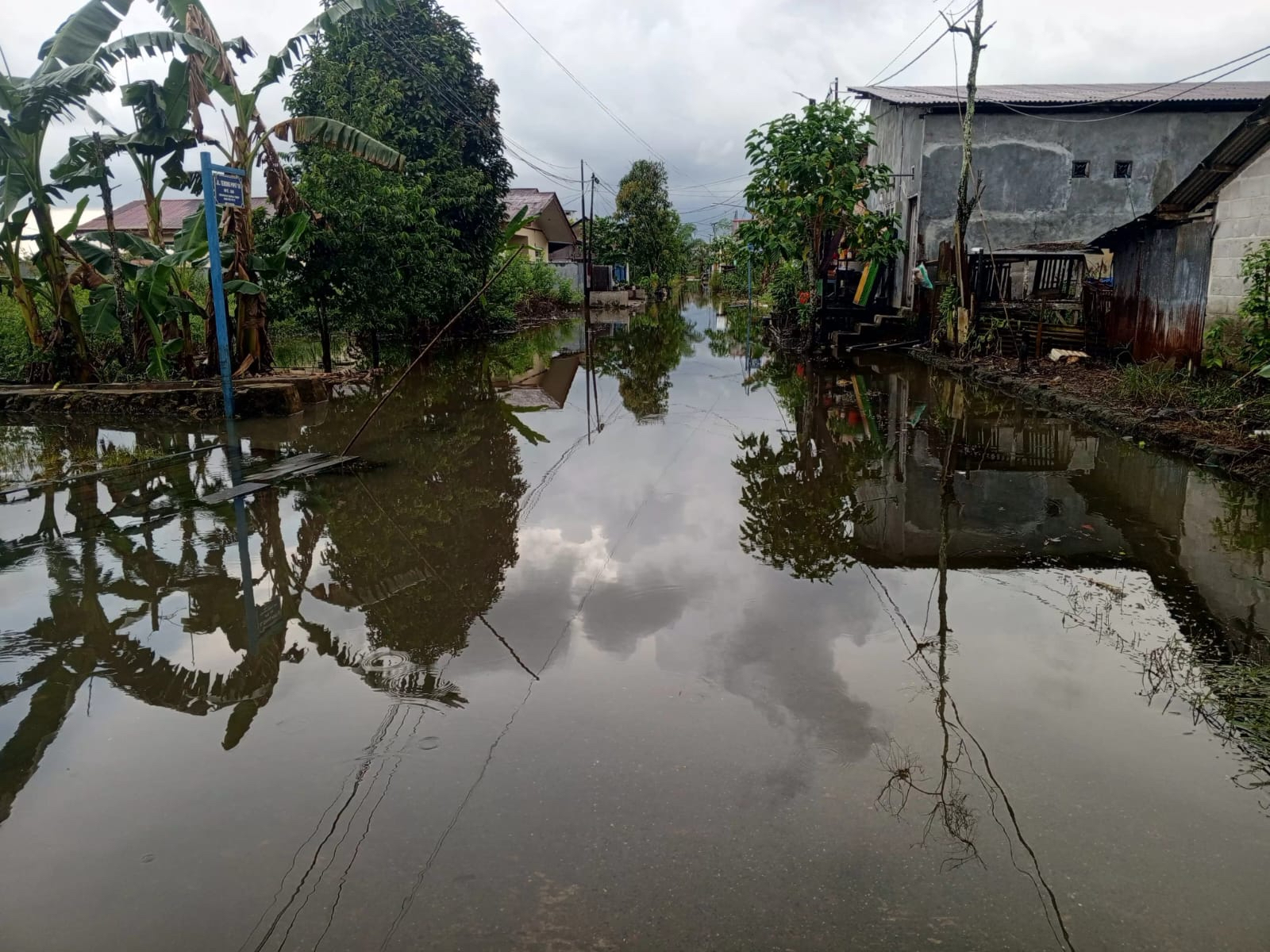 SURUT: Banjir di Perumahan Bengkuring, Kelurahan Sempaja Timur, Kecamatan Samarinda Utara, mulai turun.