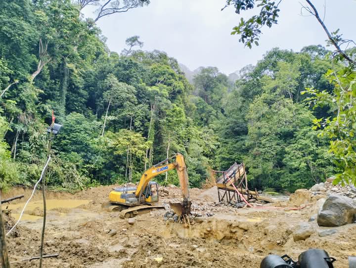 ILEGAL: Aktivitas tambang emas ilegal yang diduga beroperasi di daerah Kampung Tutung, Kutai Barat.