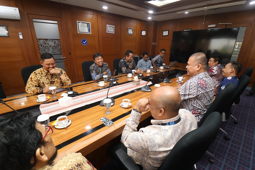 SILATURAHMI: Kepala Perwakilan BI Balikpapan Robi Ariadi (dua kiri) bersama jajarannya menjamu kunjungan manajemen Kaltim Post Group yang dipimpin Direktur Erwin Dede Nugroho, Jumat (16/5).