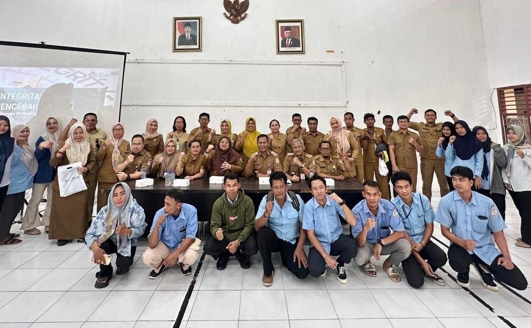 Qomar Setiawan, Sekretaris Kecamatan Balikpapan Timur (duduk ujung kiri) menyosialisasikan aksi perubahan Staminaku Kebal dihadapan pegawai ASN dan Non ASN di wilayah Balikpapan Timur.
