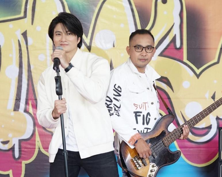 MONCER: Angga Andrian resmi menjadi vokalis PAPINKA dan merilis lagu yang meramaikan industri musik Tanah Air.