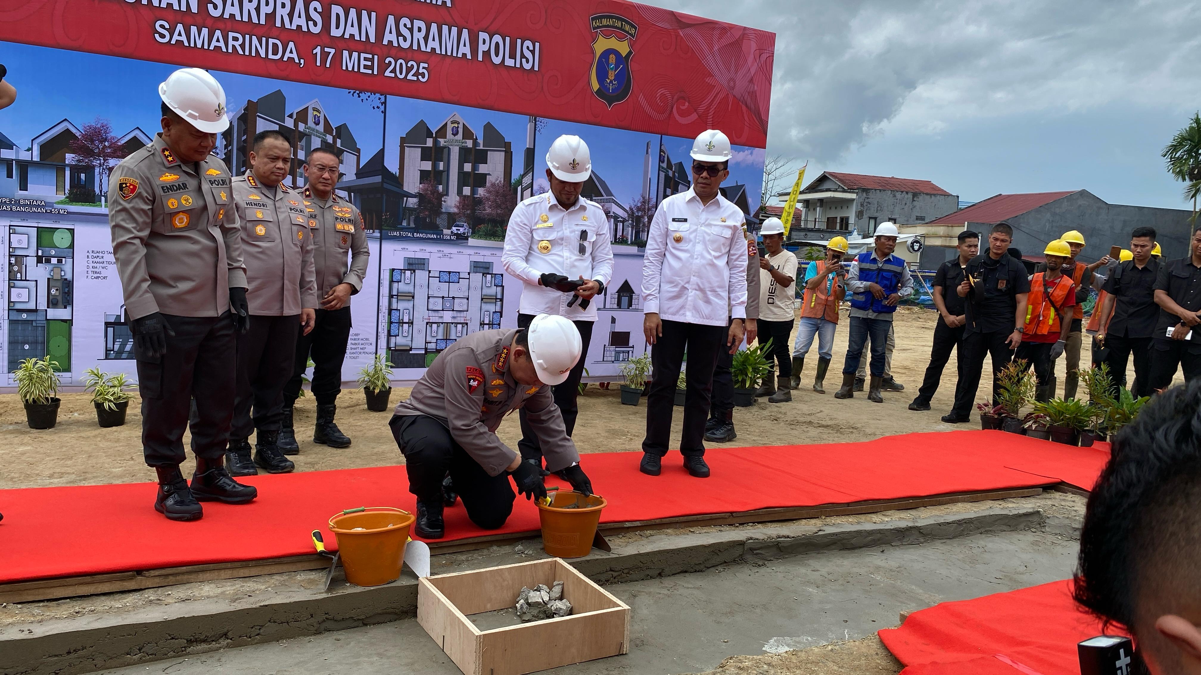 Kapolri Jenderal Listyo Sigit Prabowo secara resmi meletakkan batu pertama sebagai tanda dimulainya pembangunan Asrama Polisi (Aspol) Polresta Samarinda.