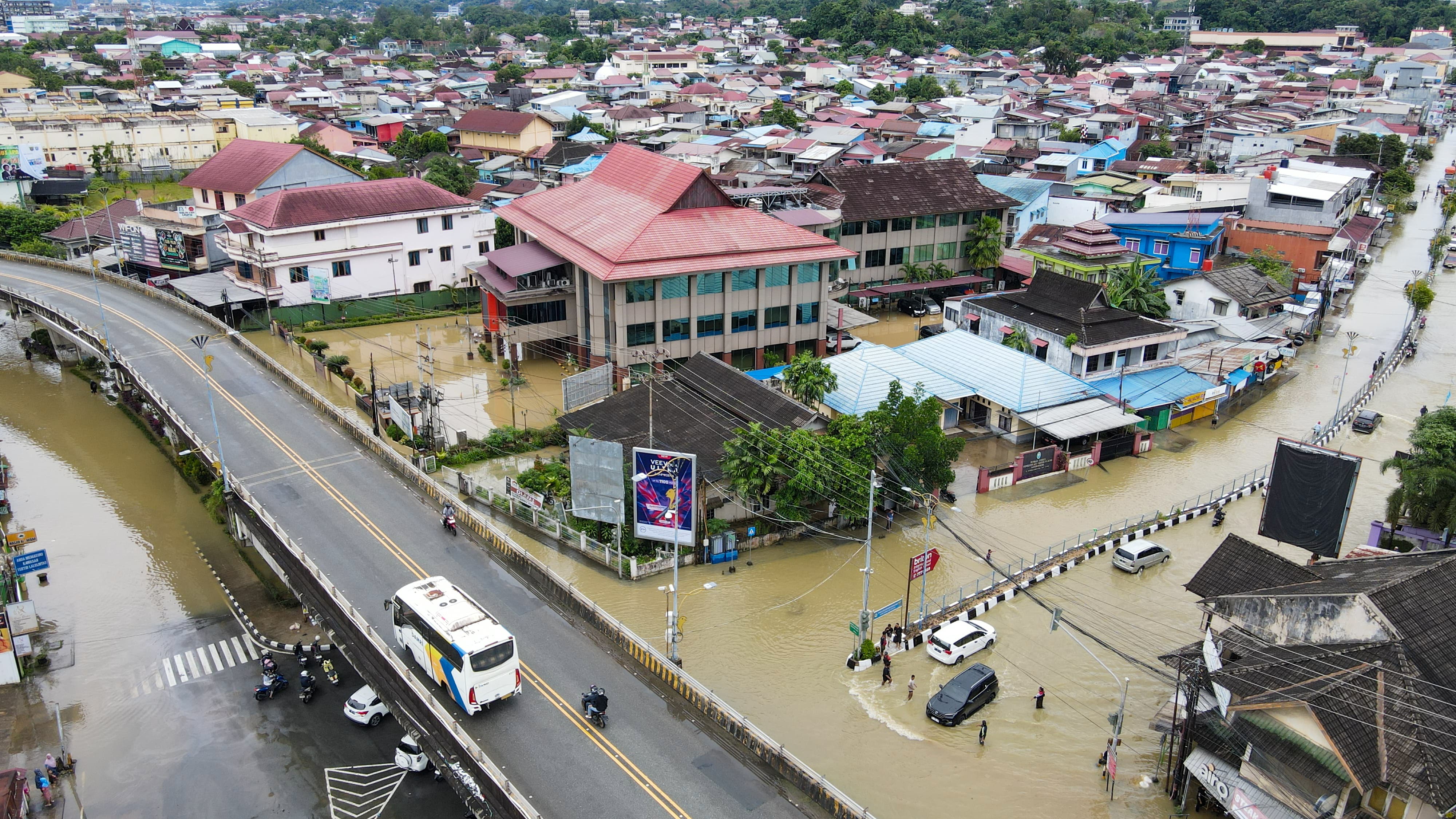 GANGGU EKONOMI: Banjir menggenangi jalanan di Simpang Empat Air Hitam, Samarinda pekan lalu. Membuat masyarakat harus berpikir lebih untuk menerobos.