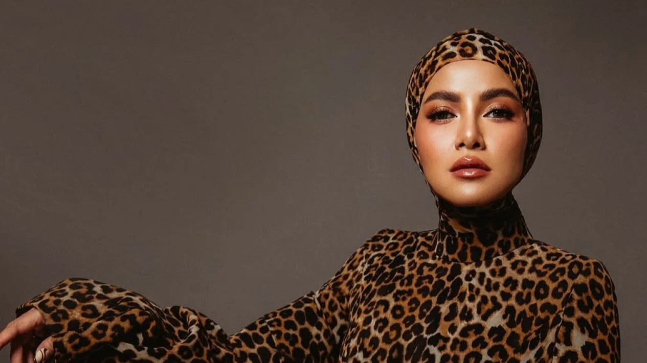 Olla Ramlan kini melepas hijabnya.