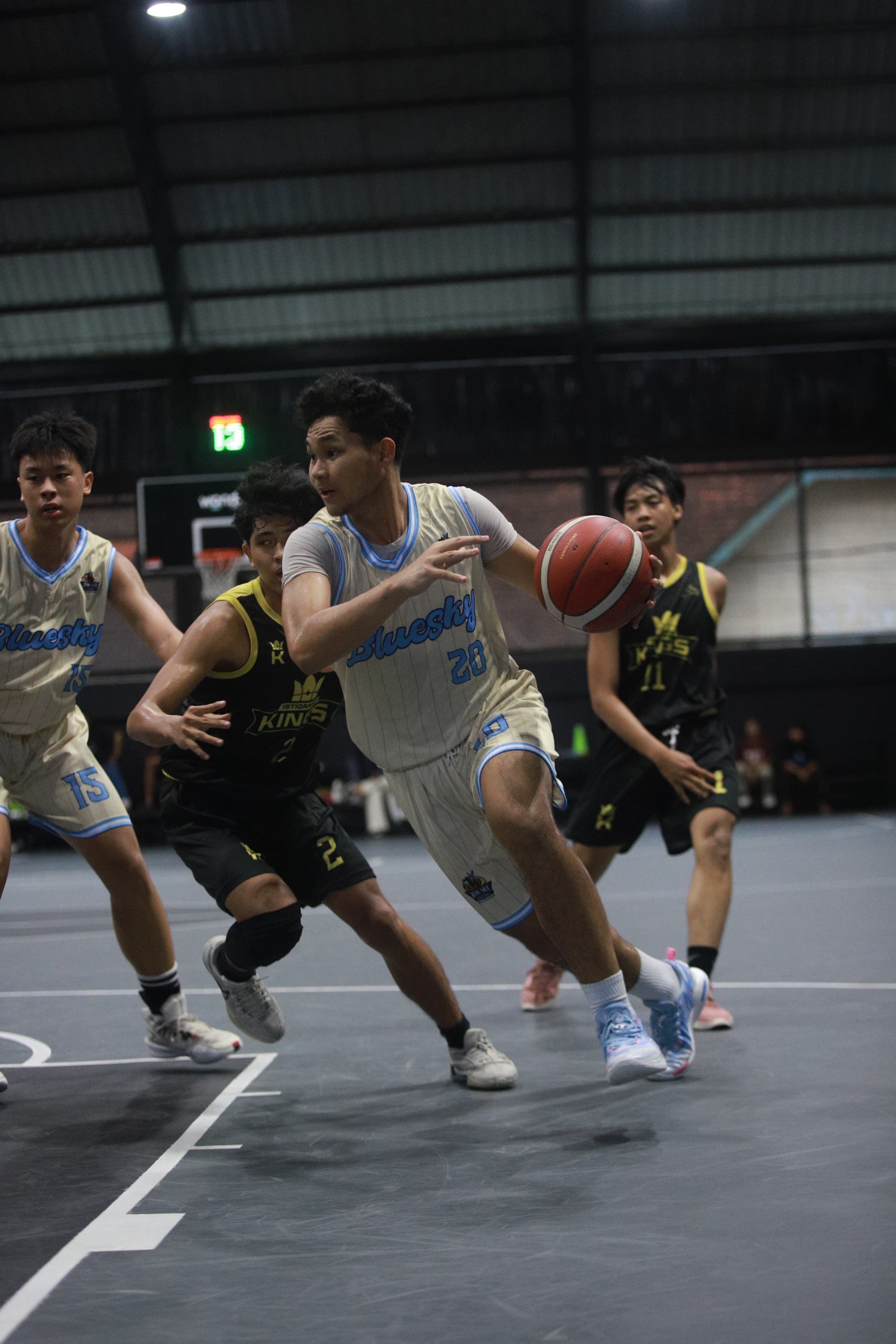 Pemain Bluesky Balikpapan Sean Jason (putih) bakal merepotkan pertahanan Tunas Jaya, hari ini.