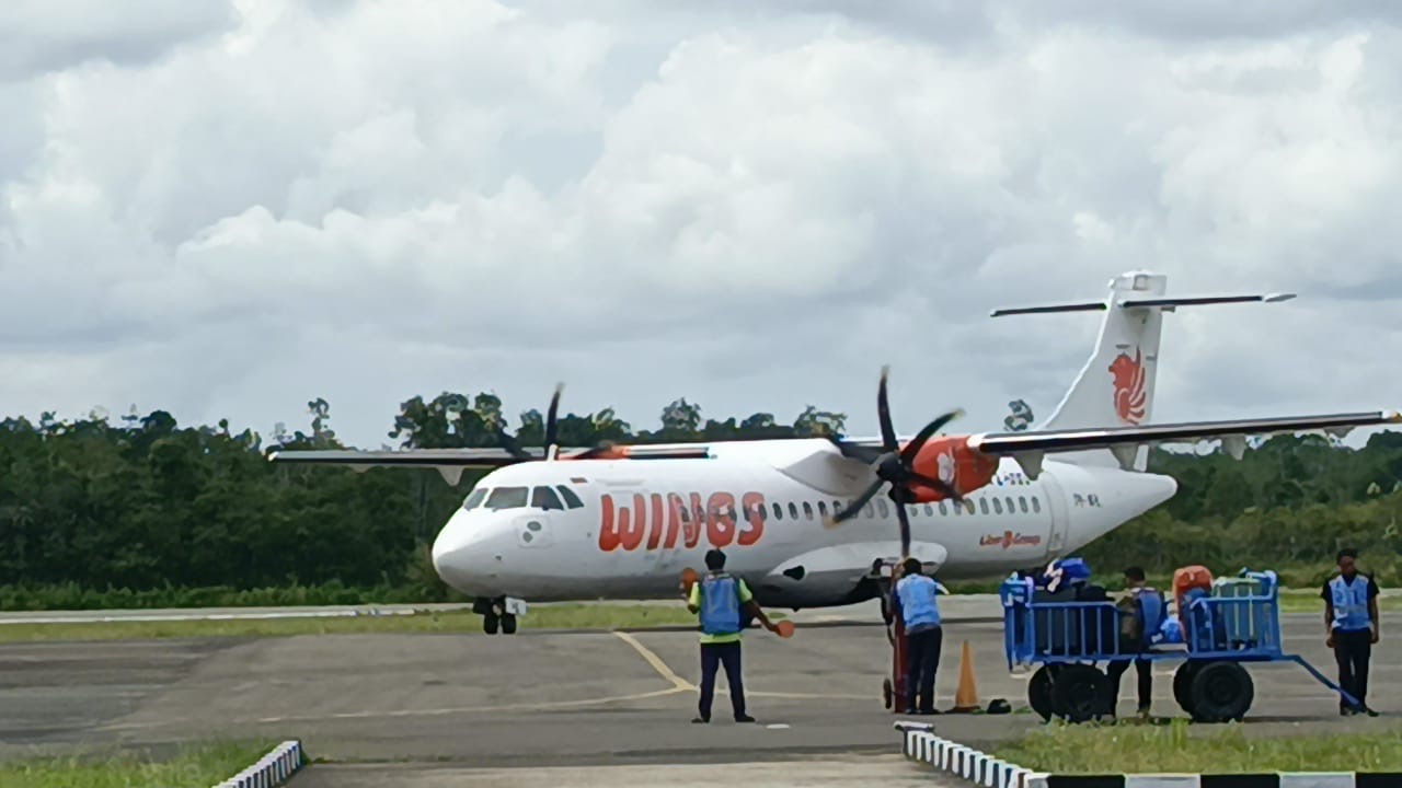 Pesawat Maskapai Wing Air saat mendarat di Bandara Melalan Melak, Kutai Barat.