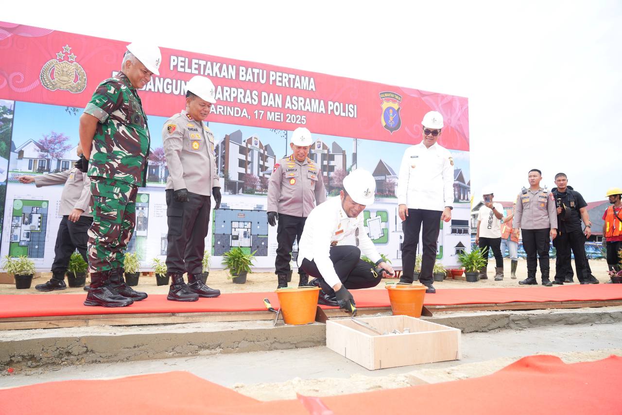 FASILITAS POLRI: Jenderal Listyo Sigit Prabowo dalam peletakan batu pertama Aspol Gelatik di Samarinda, Sabtu (17/5). Hadir Rudy Mas&rsquo;ud, Mayjen Rudy Rachmat Nugraha, Irjen Endar Priantoro, Andi Harun.