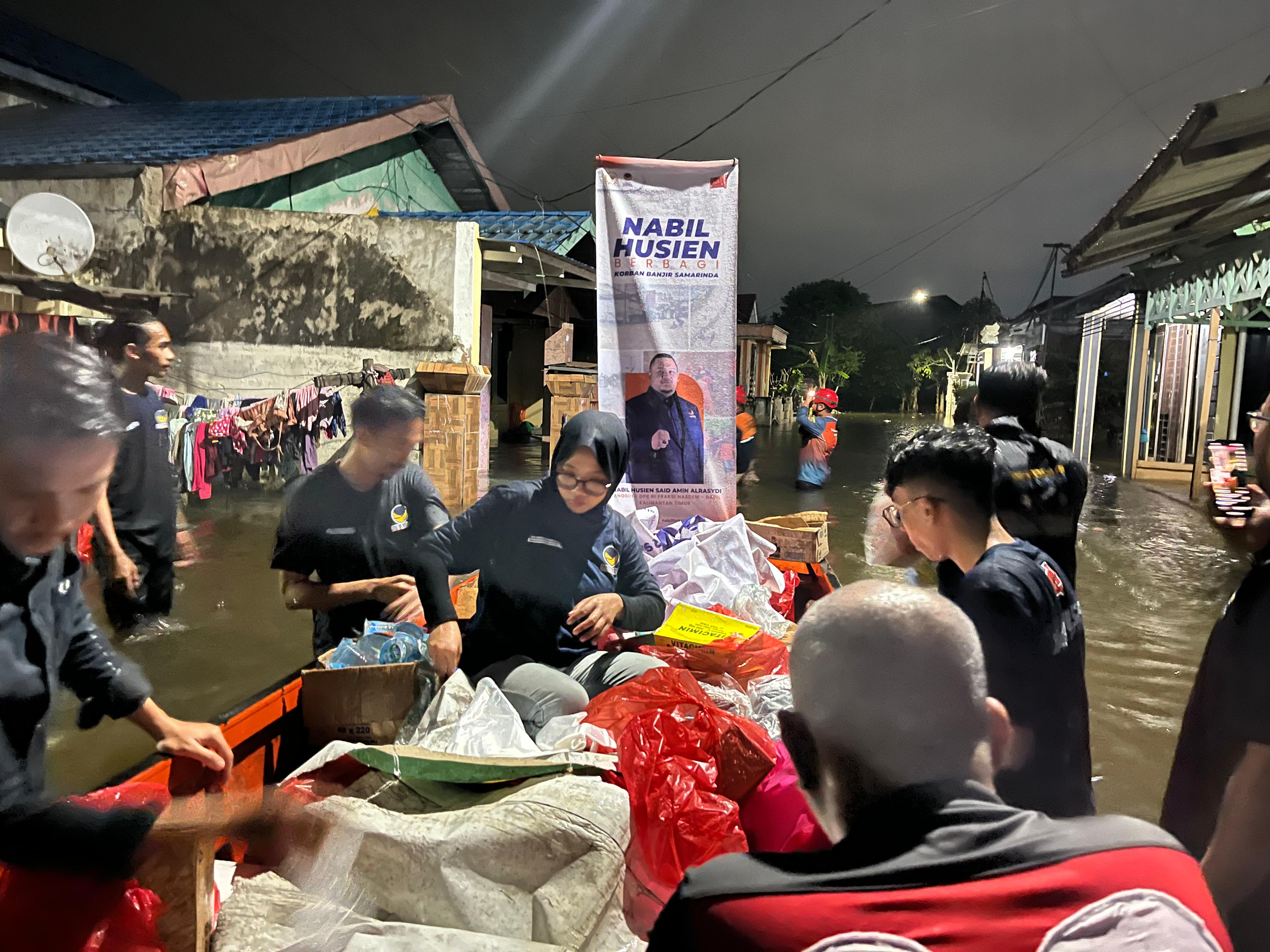 BENTUK KEPEDULIAN: Anggota DPR RI Nabil Husien Said Amin Alrasydi menerjunkan tim untuk membantu korban banjir di Samarinda Utara, Selasa (13/5).
