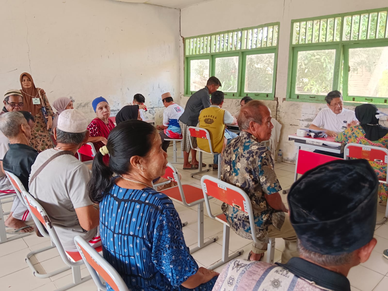 SUKSES: Seluruh karyawan SRH beserta komunitas Tzu Chi foto bersama sukses menggelar baksos kesehatan umum pada Sabtu (17/5).