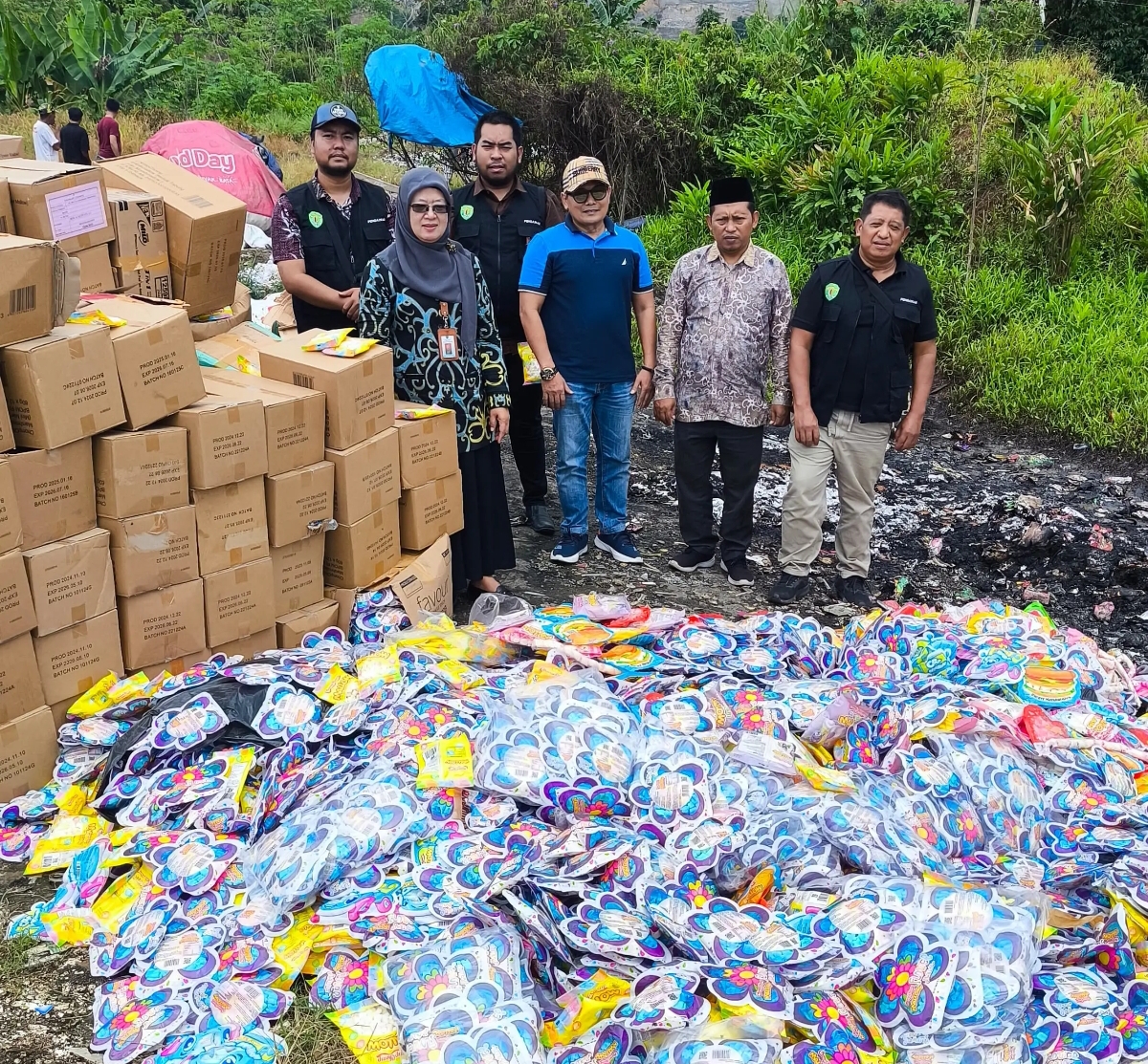 Sebanyak 10.753 Pcs Marshmallow mengandung gelatin babi dimusnahkan di Samarinda. (Foto Pemprov Kaltim)