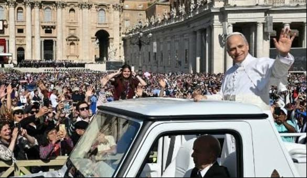 Paus Leo Naik Mobil Kepausan menyapa penziarah menjelang pelantikan. (Foto: AFP/STEFANO RELLANDINI)