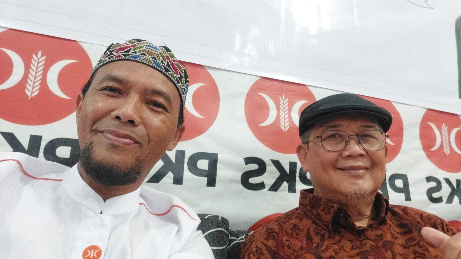 SOSIALISASI: Anggota DPR RI dapil Kaltim dari PKS, KH. Aus Hidayat Nur (kanan) dan Pjs Ketua DPD PKS PPU, Rois Umar, saat acara sosialisasi kebangsaan di Sekretariat DPD PKS PPU.