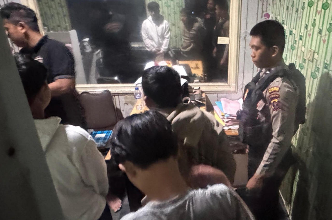 NARKOBA: Petugas saat melakukan patroli mencurigai pemuda. Saat digeledah terdapat sabu-sabu 25 paket.