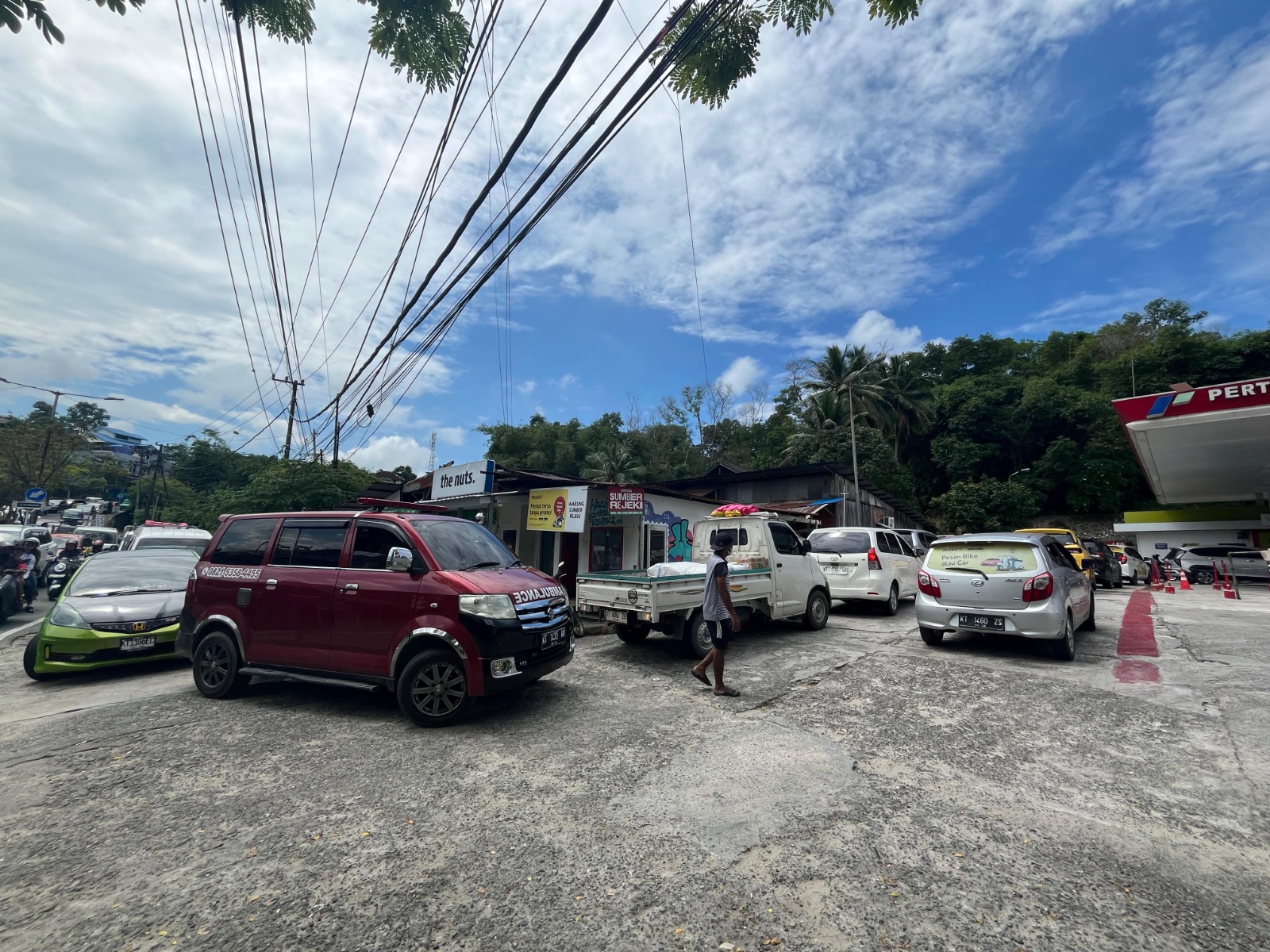 Kendaraan roda empat mengantre Pertalite di SPBU Gunung Guntur. (Anggi Kaltim Post)