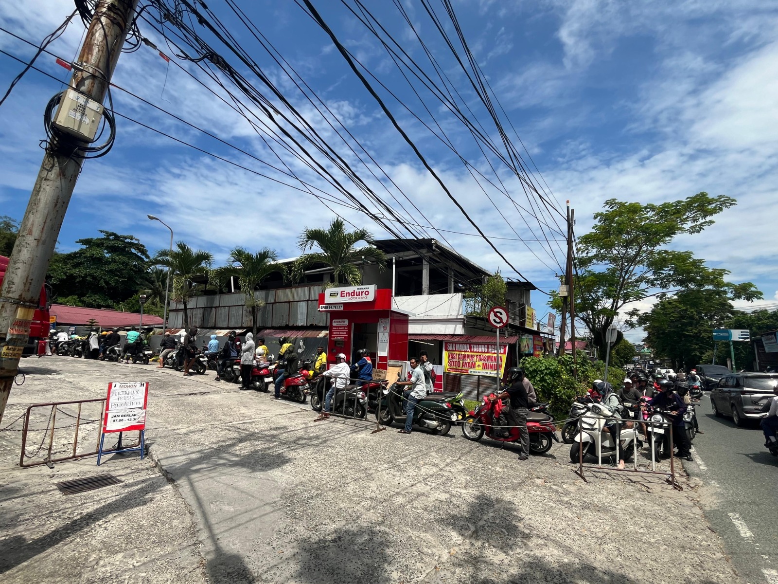 Antrean Pertalite sampai ke jalan umum di SPBU Gunung Guntur karena Pertamax langka. (Anggi/KP)