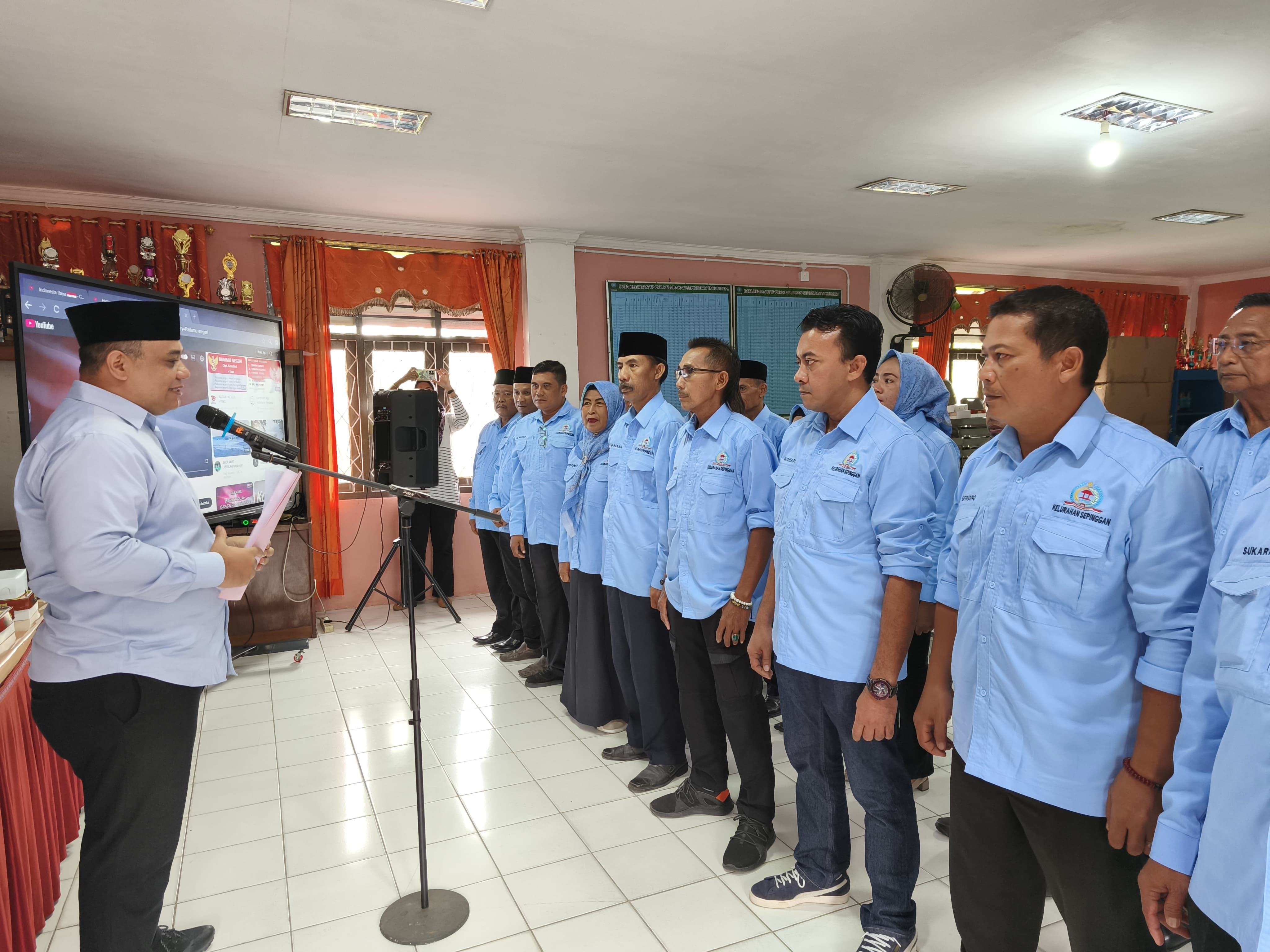 JAGA KEKOMPAKAN: Muhammad Hakim mengukuhkan pengurus LPM Kelurahan Sepinggan periode 2025-2028. (FOTO LUPUS/KP)