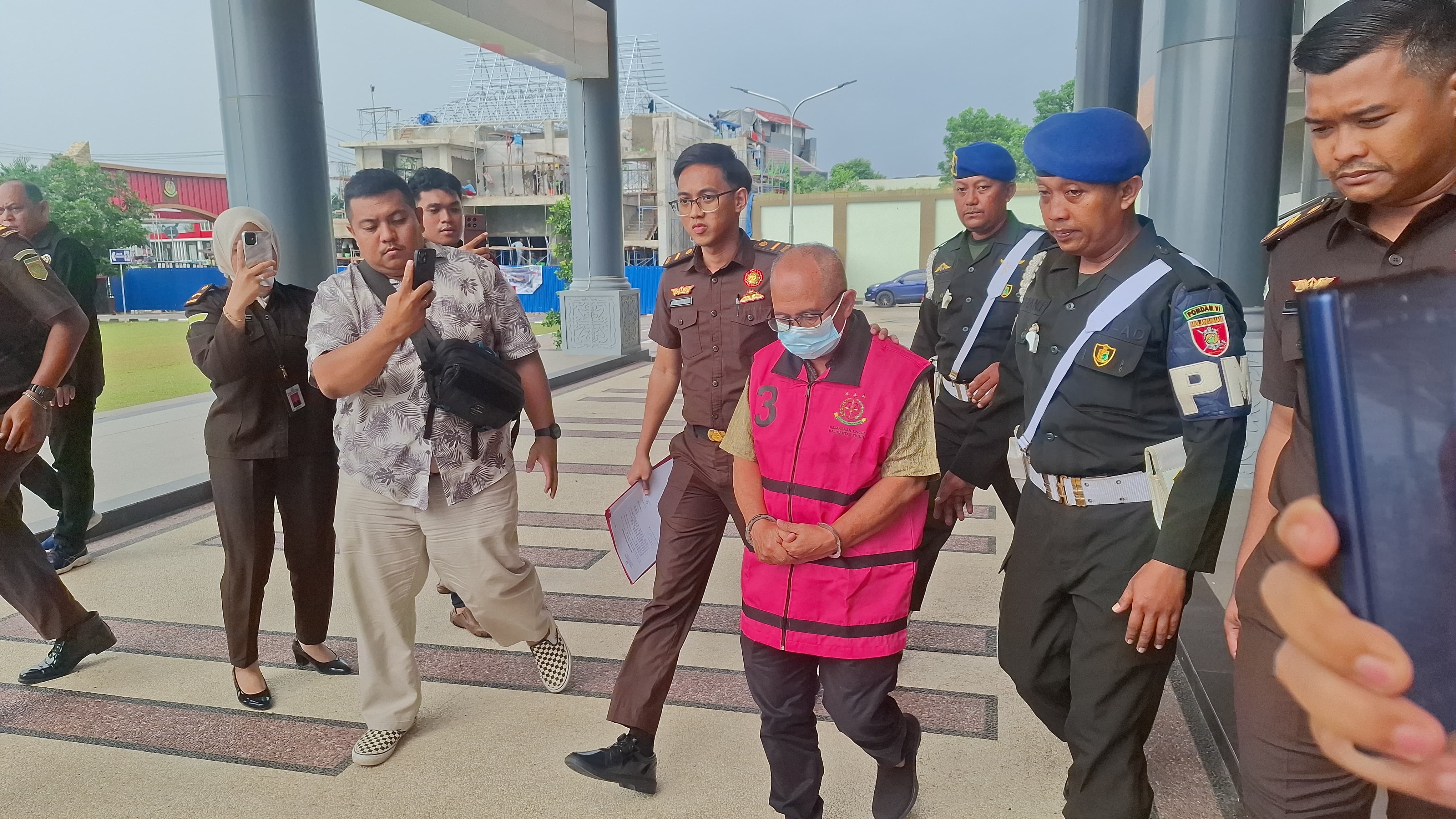 Tersangka AMR ialah mantan kepala Dinas Pertambangan dan Energi (Distamben) Kaltim - kini bernama Dinas Energi dan Sumber Daya Mineral. Dia menjabat dalam kurun 2010-2018. (BAYU/KP)