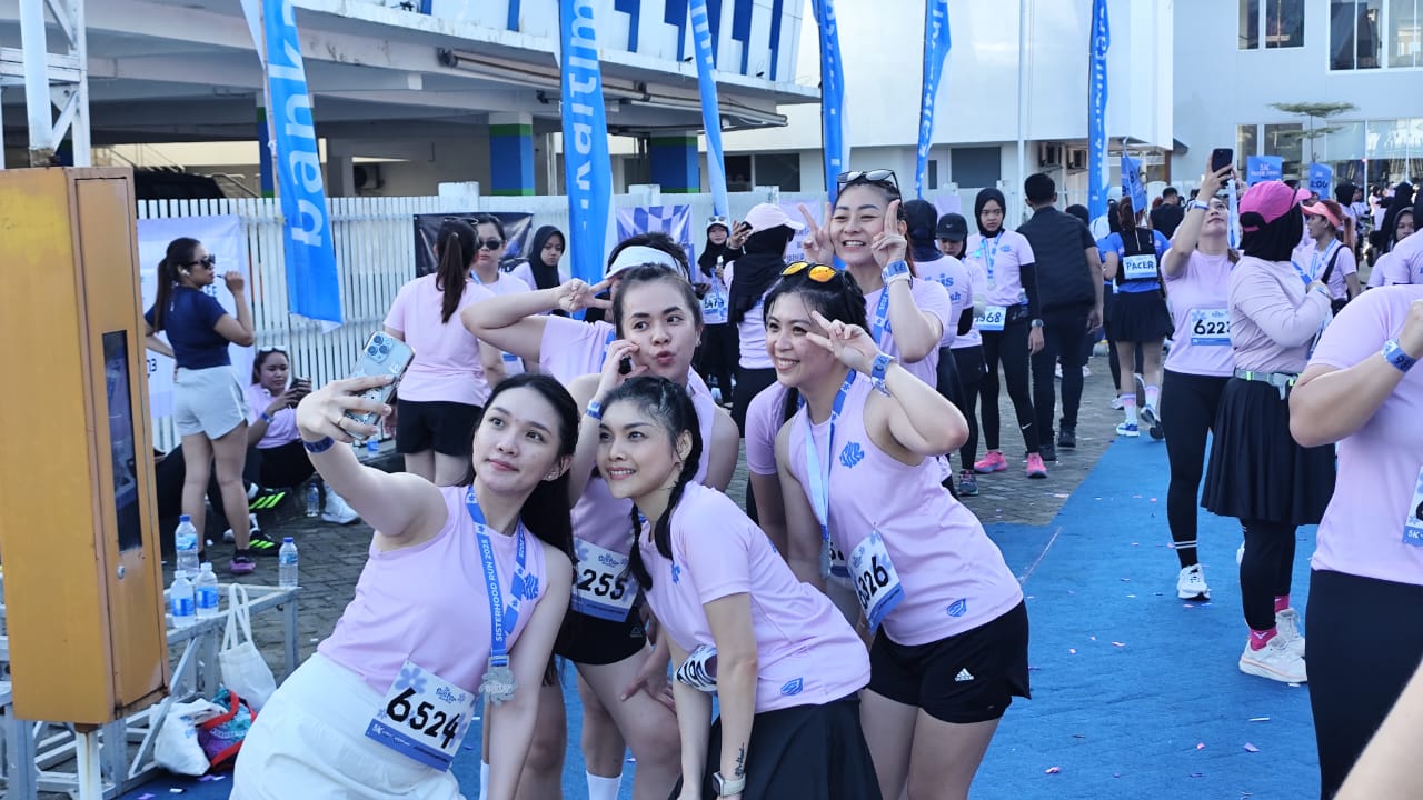 MERIAH: Beberapa peserta Sisterhood Run 2025 berpose di setelah menempuh rute 5 km di halaman Decafe Resto, Jalan Niaga Timur, kecamatan Samarinda Kota, Minggu (18/5).