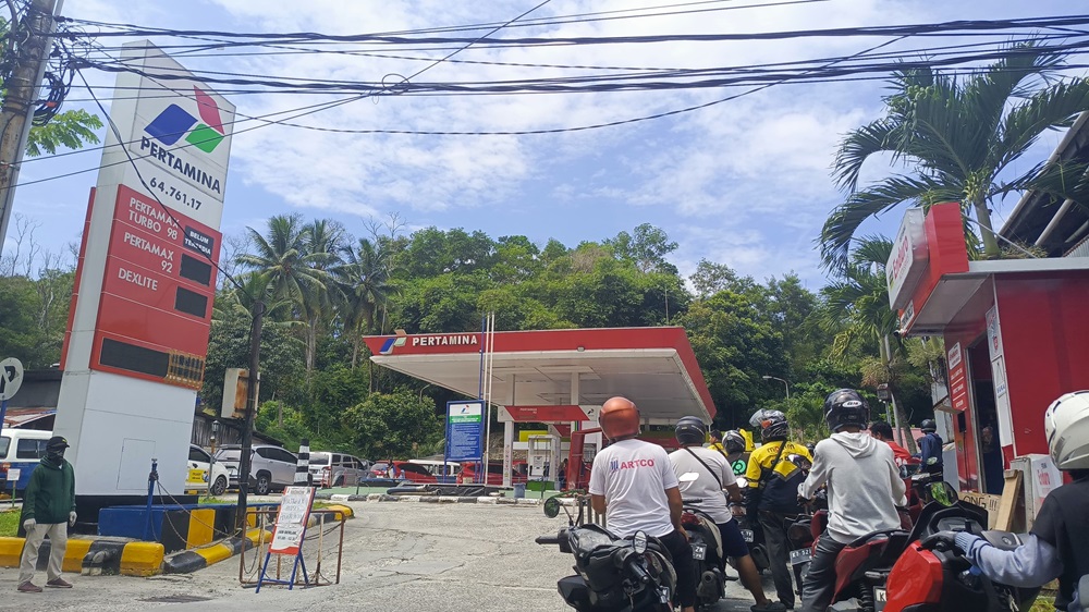 BELI PERTALITE: Masyarakat Balikpapan mengantri panjang di SPBU Gunung Guntur, di Jalan DI Panjaitan Kelurahan Gunung Sari Ulu, Kecamatan Balikpapan Tengah, Senin (19/5).